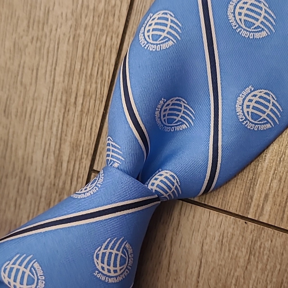VINEYARD VINES Light‎ Blue White WORLD GOLF CHAMPIONSHIPS Logo Mens Silk Tie NEW